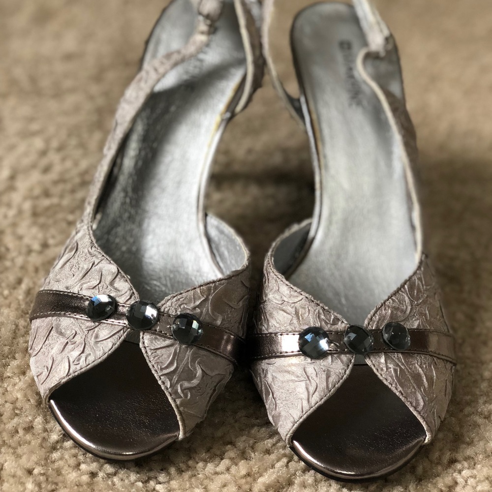 Open toes shoes